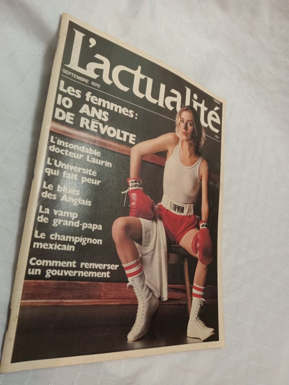 Vintage L'Actualitรฉ magazine, "Les femmes", in French